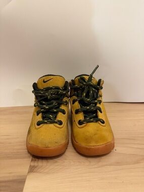 Nike ACG baby kids size 4c Vintage suede boots